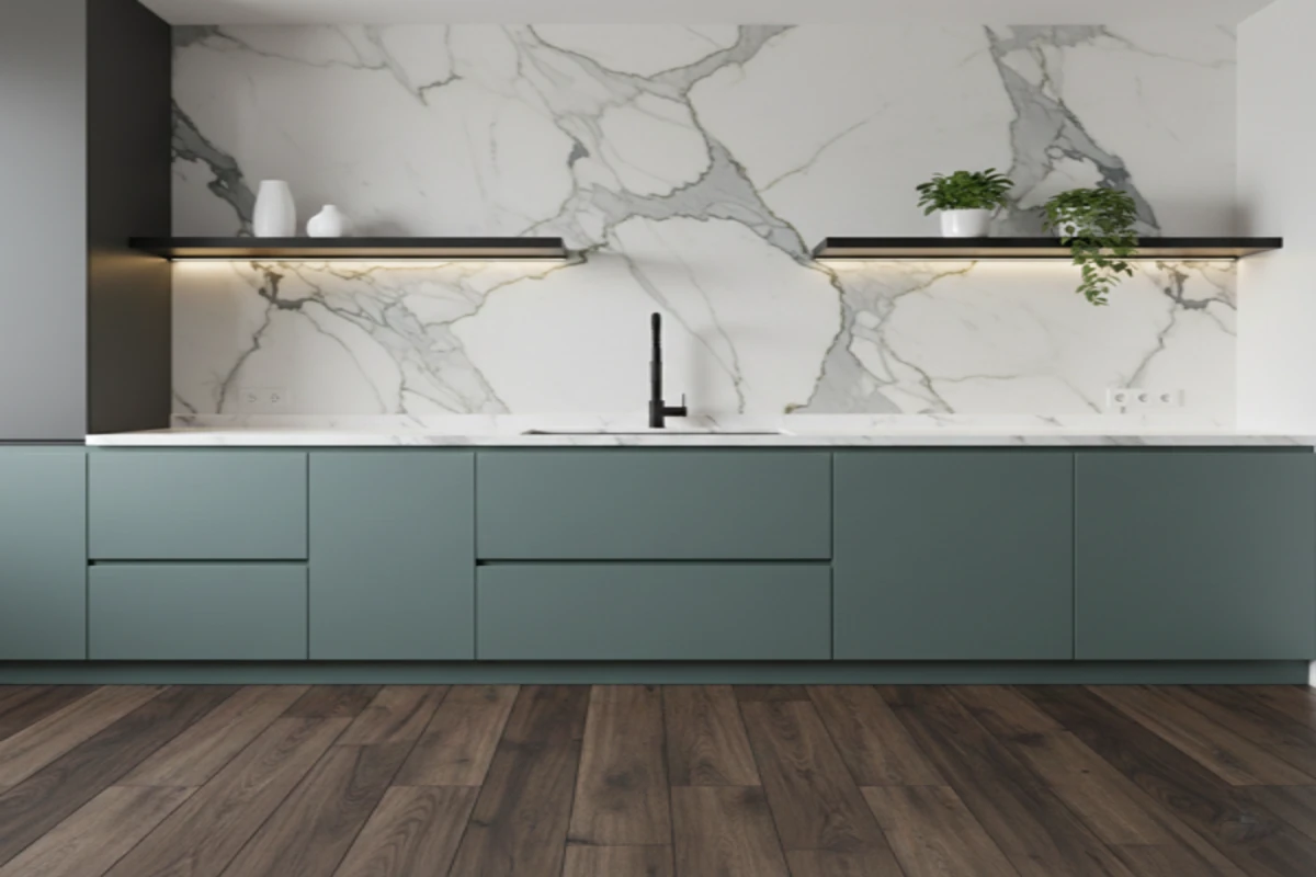 Cozinha moderna planejada com armários verde fosco, bancada de mármore branco e iluminação embutida minimalista
