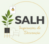 Logo circular SALH em fundo branco: texto "SALH" em preto negrito no centro, folha verde de planta à esquerda, luminária pendente dourada e quadro pequeno no topo, poltrona minimalista dourada embaixo, arco dourado ao redor e frase "Inspirações de Decoração" em cursiva dourada abaixo. Estilo decoração minimalista moderna com plantas, toques dourados e elementos clean para home decor acolhedor.